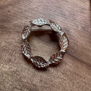 Gerry’s Leaf Reef Brooch Pin Silver Tone Collectible Vintage Classic Neutral